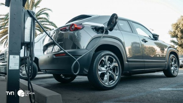 Imagen de un freno de disco de automóvil con partículas en suspensión.