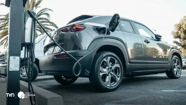 Imagen de un freno de disco de automóvil con partículas en suspensión.