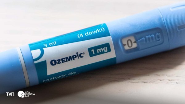 Imagen de un frasco de Ozempic junto a una jeringa en un fondo neutro, destacando su uso médico.
