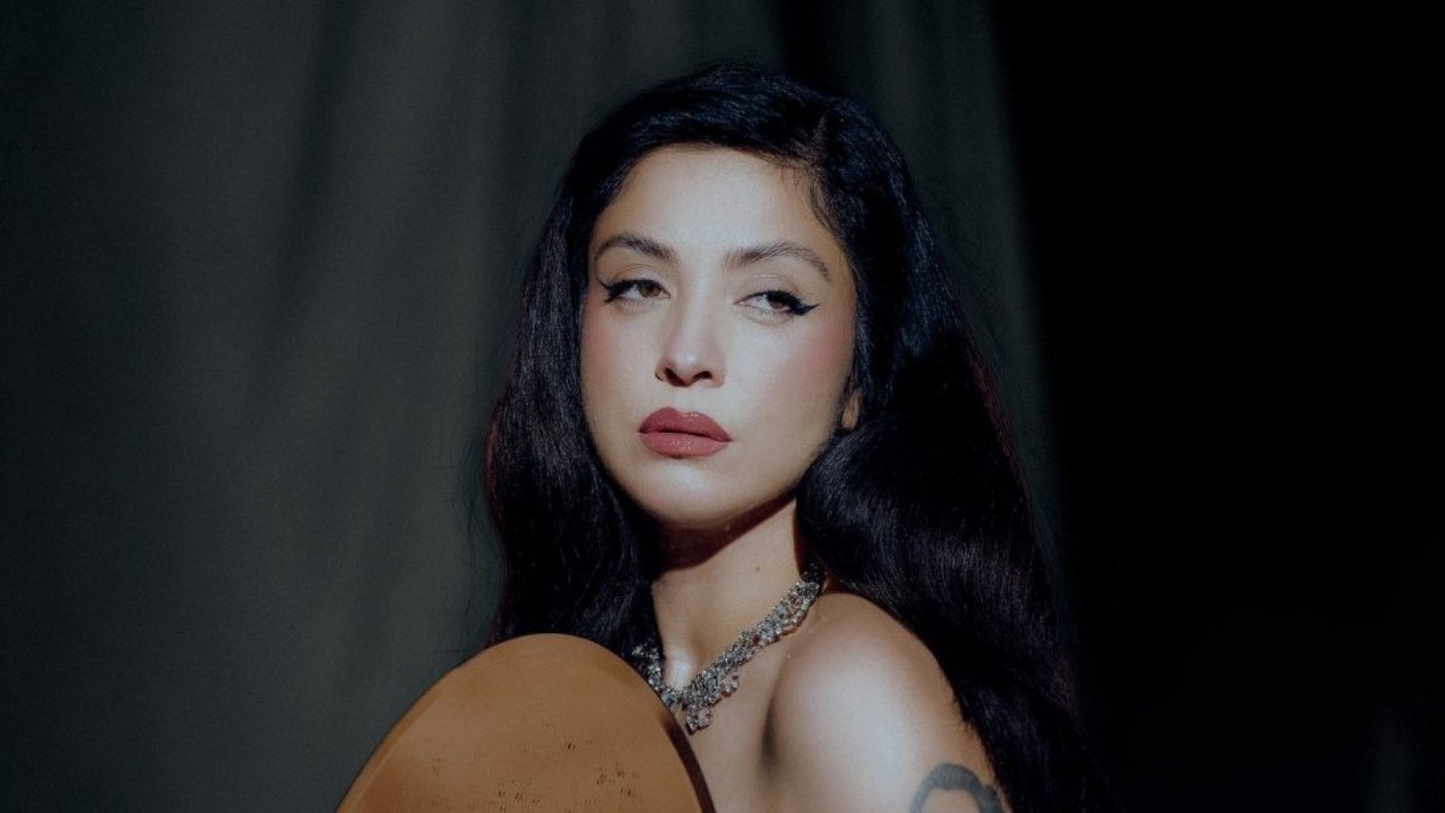 mon-laferte-responde-criticas-artistas-visuales