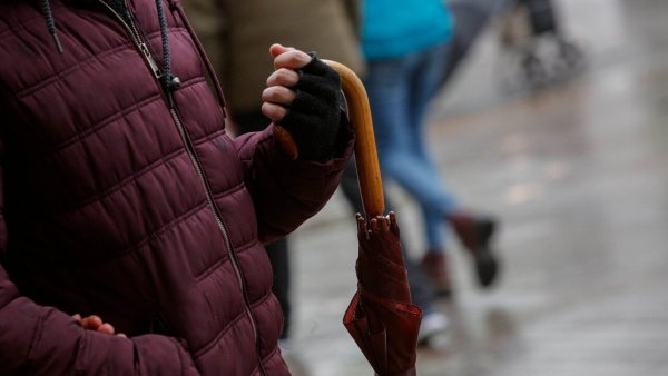 Persona con paraguas. Lluvias y precipitaciones.