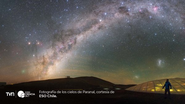 Vista nocturna de un observatorio astronómico en Chile, afectado por la contaminación lumínica.