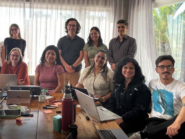 Monitoreo satelital de embarcaciones pesqueras ilegales en América Latina mediante la plataforma Global Fishing Watch.