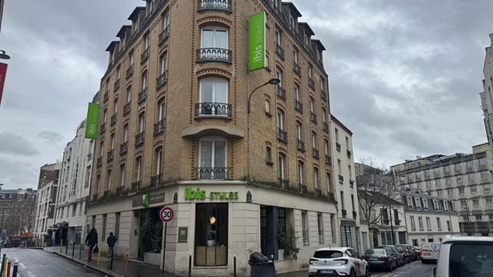 joven-lanza-bebe-ventana-hotel-paris
