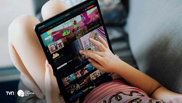 Niño ocupando pantalla.