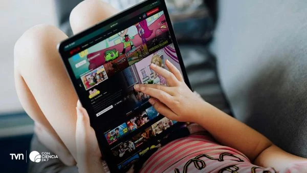 Niño ocupando pantalla.