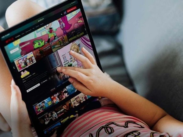 Niño ocupando pantalla.