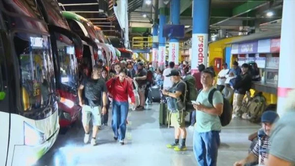 personas-viajan-terminal-bus-toque-de-queda