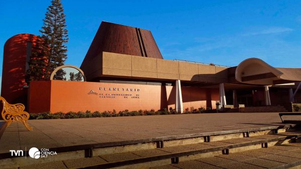 Planetario USACH iluminado.