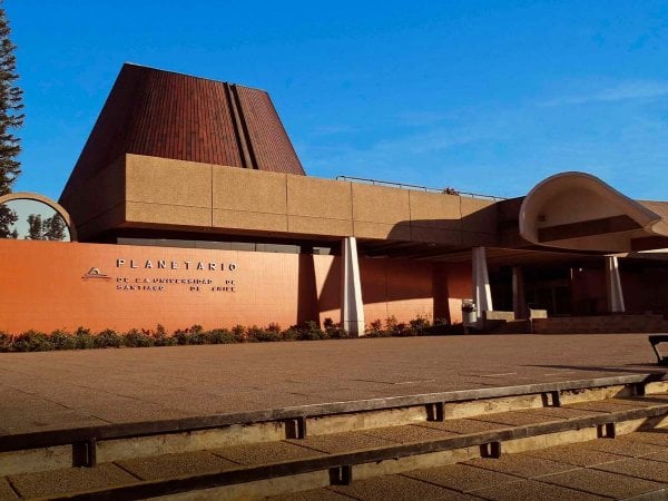 Planetario USACH iluminado.