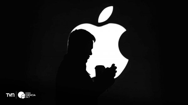 Usuario utilizando la función de dictado por voz en un iPhone con la pantalla de transcripción activa.