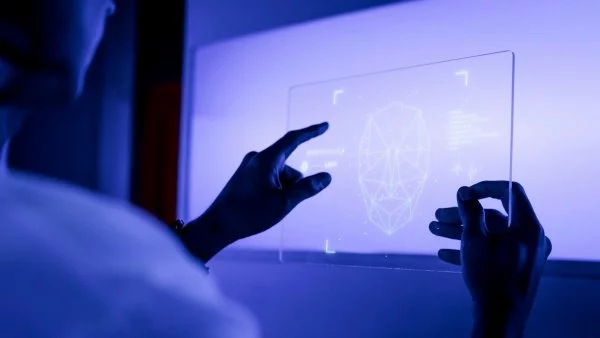 Hombre engañado por inteligencia artificial