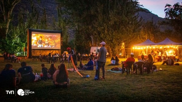 Vecinos de San José de Maipo disfrutando de una función de cine solar al aire libre, impulsada por energía renovable.