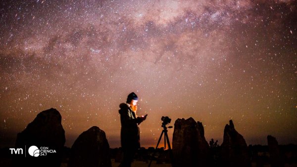 Turistas disfrutando de una noche estrellada en un observatorio astronómico en Chile.