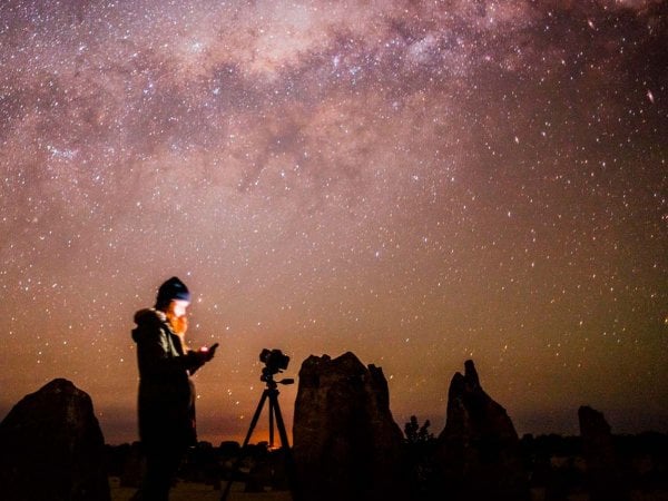 Turistas disfrutando de una noche estrellada en un observatorio astronómico en Chile.