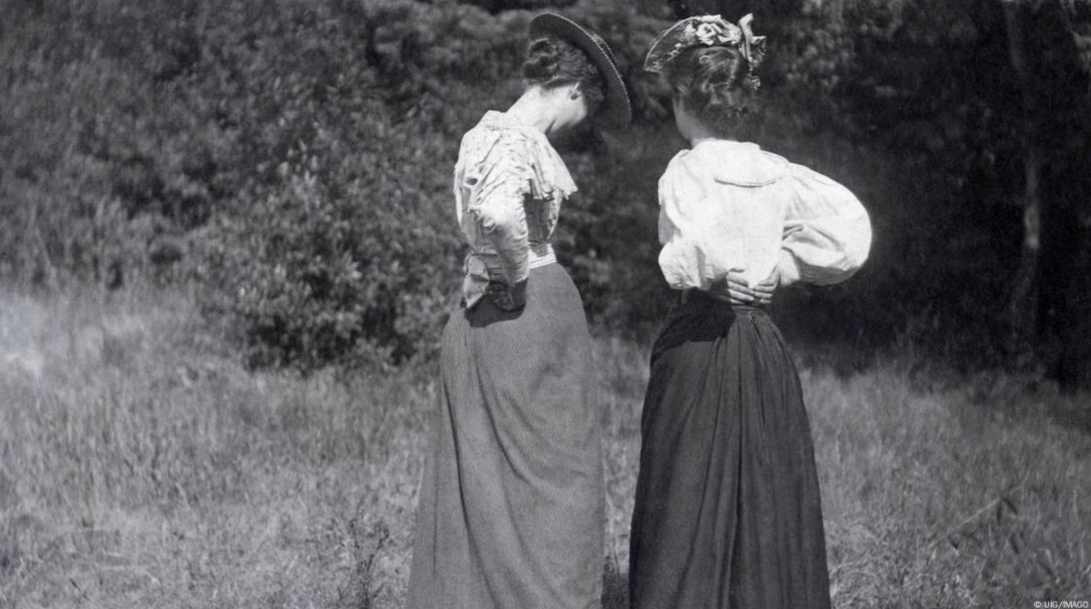 Mujeres conversando