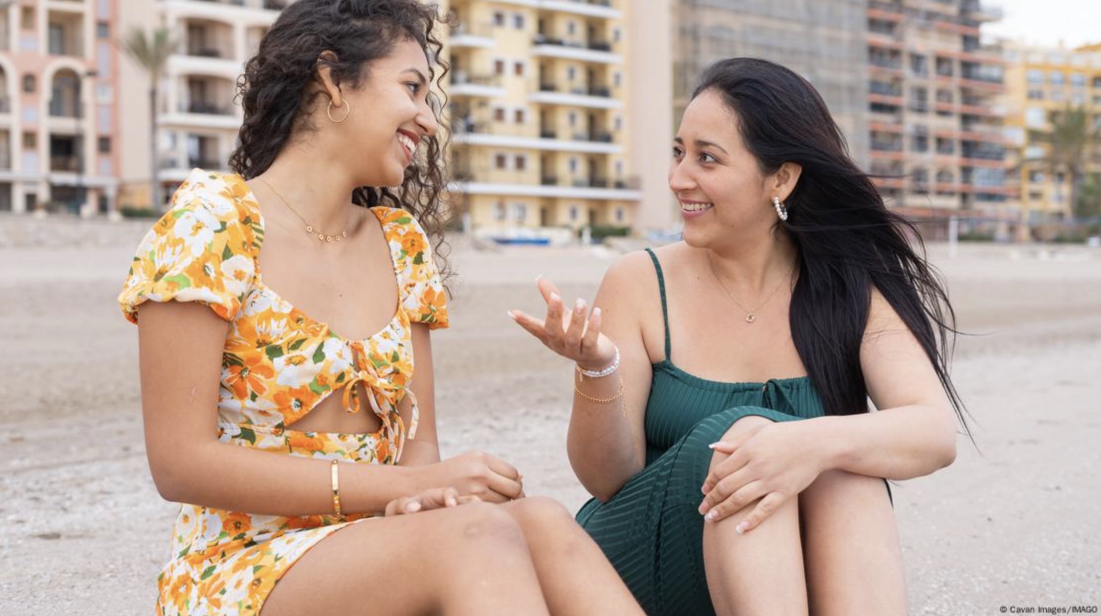Mujeres conversando