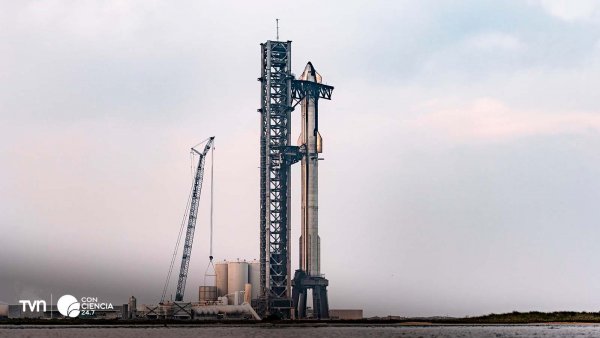 Cohete Starship en la plataforma de lanzamiento de SpaceX en Boca Chica, Texas.