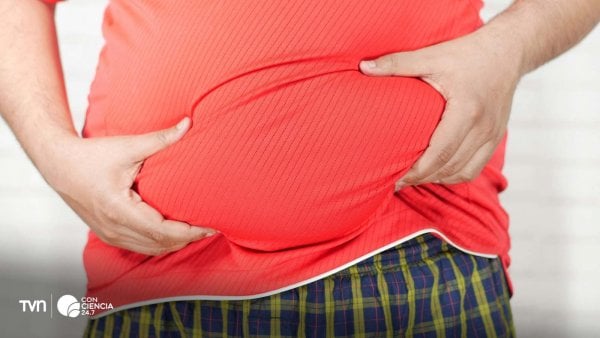 Persona con sobrepeso sosteniendo una balanza, reflejando la crisis de obesidad proyectada para 2050.