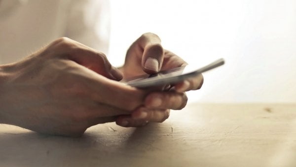 Persona revisando su teléfono