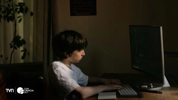 Niños utilizando celulares y tablets mientras navegan en redes sociales bajo supervisión parental.