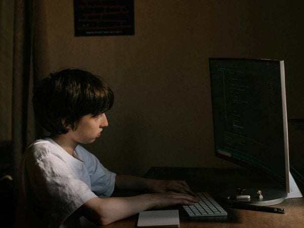 Niños utilizando celulares y tablets mientras navegan en redes sociales bajo supervisión parental.