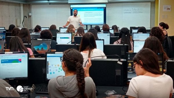 Niñas chilenas aprendiendo programación e inteligencia artificial en el programa Technovation Girls.
