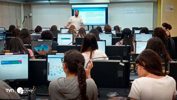Niñas chilenas aprendiendo programación e inteligencia artificial en el programa Technovation Girls.
