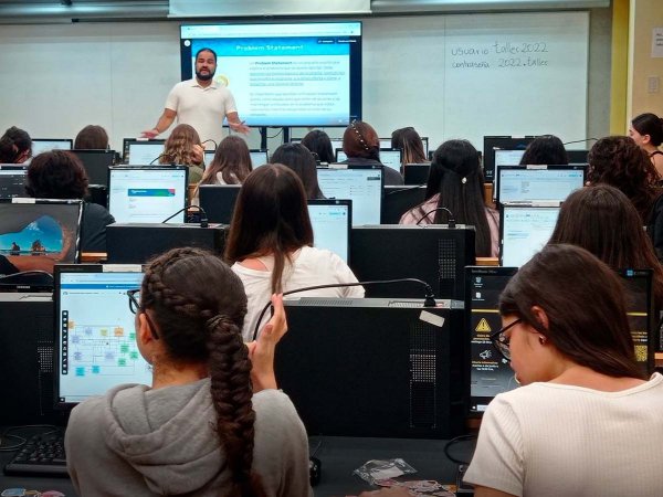 Niñas chilenas aprendiendo programación e inteligencia artificial en el programa Technovation Girls.