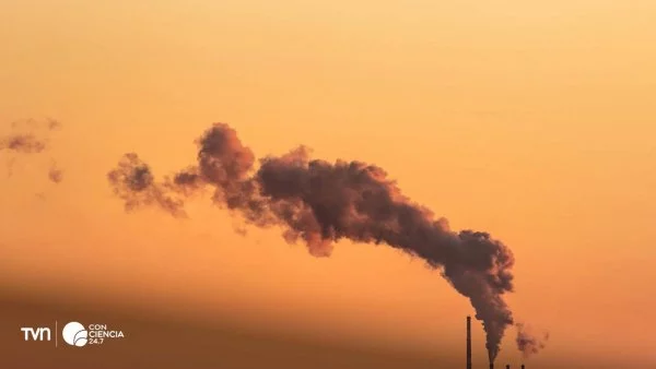 Vista aérea de una ciudad afectada por alta contaminación del aire.