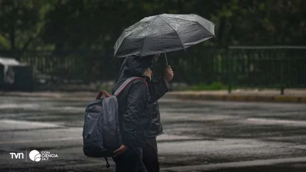 Vista satelital mostrando un río atmosférico afectando las costas de Chile.