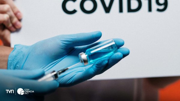 Profesionales de salud administrando vacunas gratuitas contra influenza, COVID-19 y virus sincicial durante campaña 2025 en Chile.