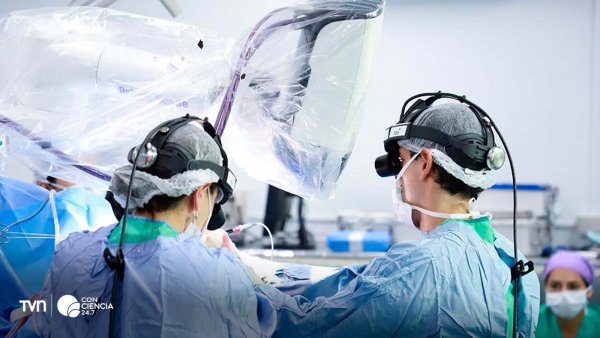 Primera cirugía cerebral con exoscopio robótico en Chile.