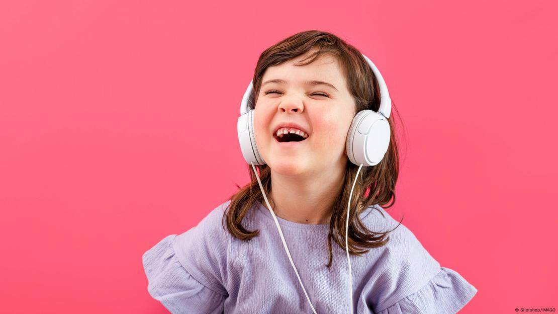 Niña con audífonos