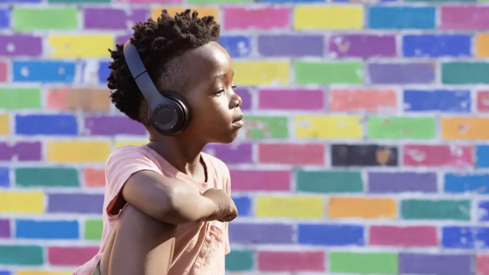 Niño usando audífonos con cancelación de ruido