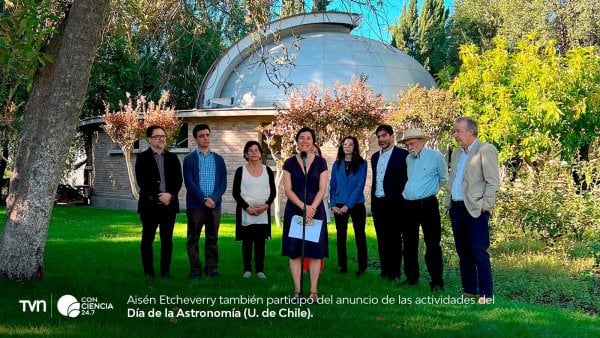 José Maza dando una charla sobre el Sistema Solar en la Plaza de Maipú durante el Día de la Astronomía 2024.