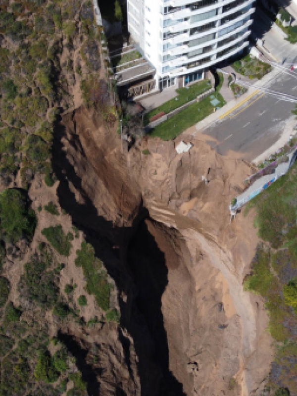 Socavón en Reñaca: tribunal paraliza obras tras denuncia de propietario de terrenos aledaños