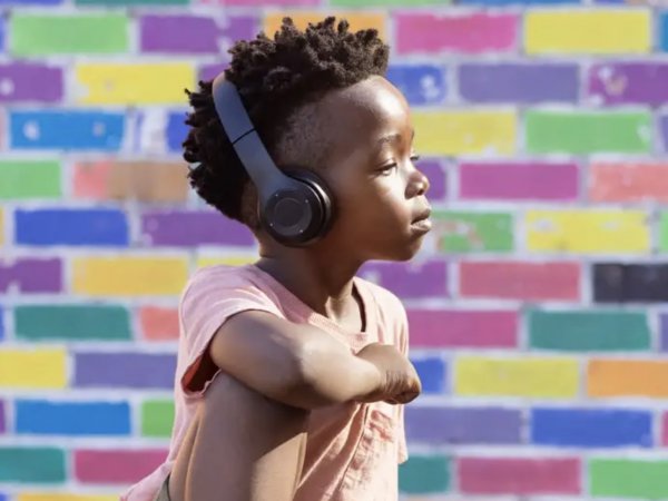 Niño usando audífonos con cancelación de ruido