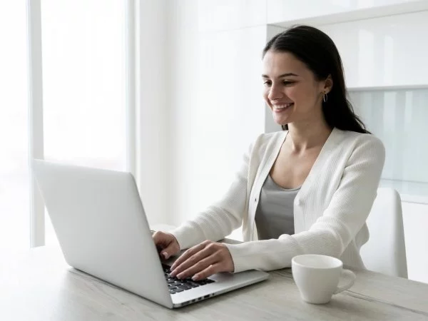 Mujer trabajando. Feria laboral