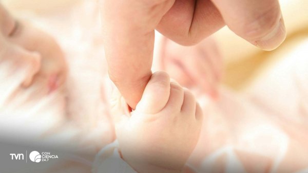 Bebé sonriendo mientras participa en estudio sobre memoria temprana y amnesia infantil.