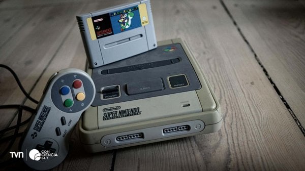 Clásica consola Super Nintendo junto a sus icónicos controles, que ahora funciona más rápido que en los años 90.