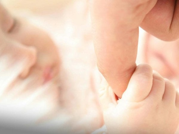 Bebé sonriendo mientras participa en estudio sobre memoria temprana y amnesia infantil.