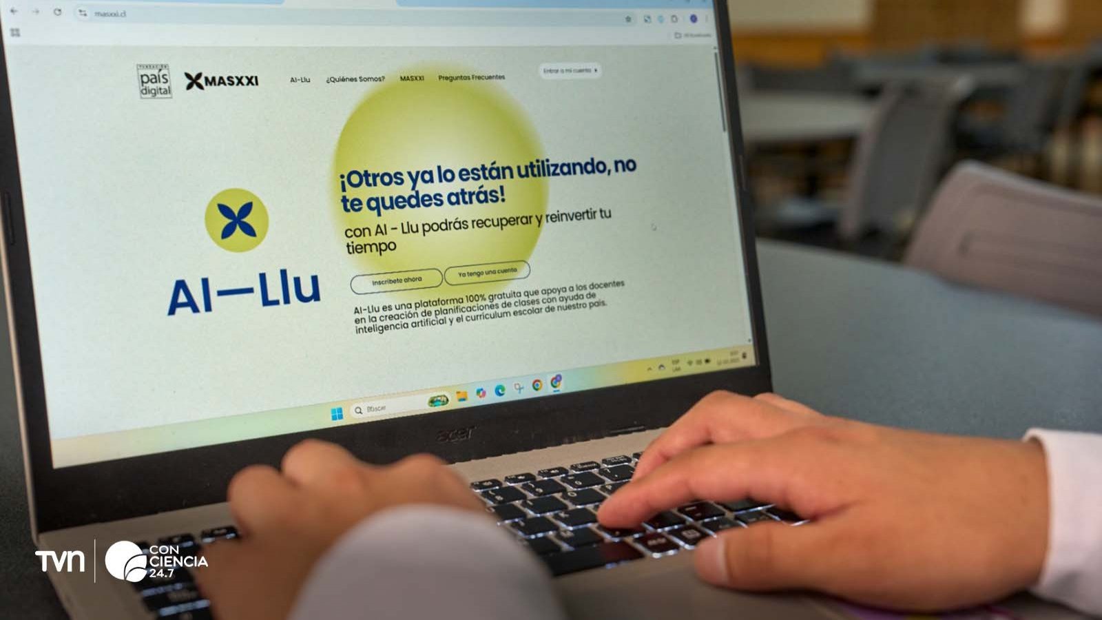Docentes utilizando AI-Llu, el asistente virtual chileno que optimiza la planificación de clases.