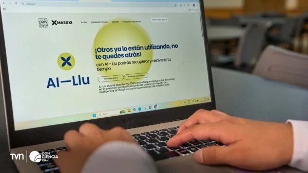 Docentes utilizando AI-Llu, el asistente virtual chileno que optimiza la planificación de clases.