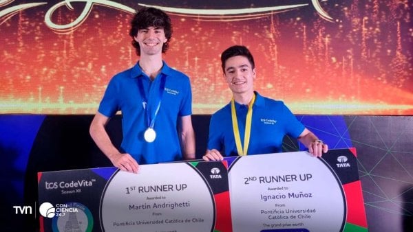 Martín Andrighetti e Ignacio Muñoz celebran tras alcanzar el segundo y tercer lugar en el Mundial de Programación TCS CodeVita en India.