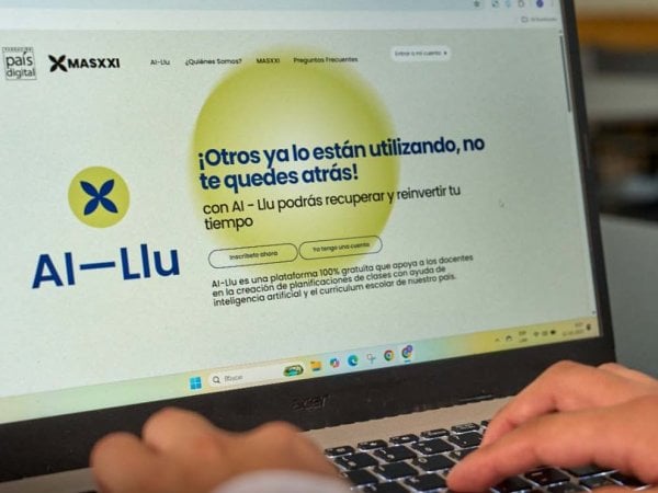 Docentes utilizando AI-Llu, el asistente virtual chileno que optimiza la planificación de clases.