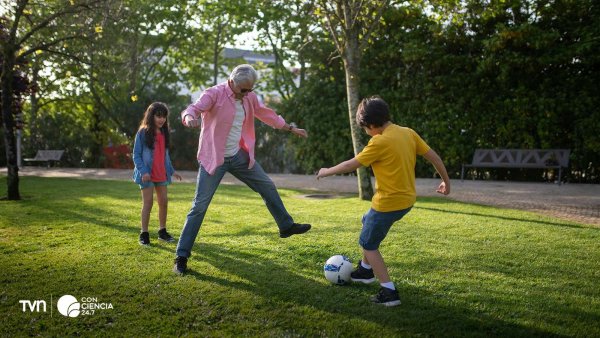Persona mayor disfrutando una dieta saludable, destacando frutas y verduras como clave para un envejecimiento saludable.