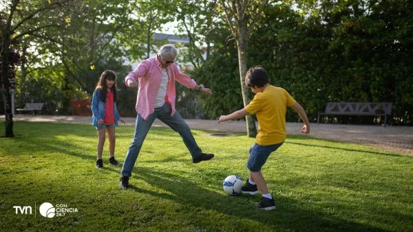 Persona mayor disfrutando una dieta saludable, destacando frutas y verduras como clave para un envejecimiento saludable.