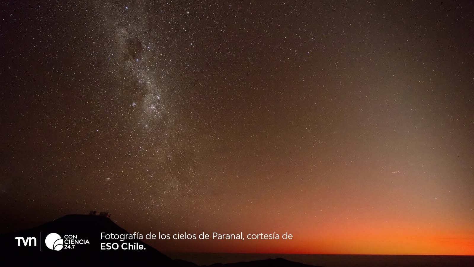 Cielo nocturno en el norte de Chile con telescopios en primer plano bajo estrellas brillantes.