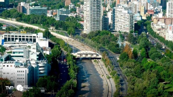 Vista aérea de la cuenca del río Mapocho mostrando el uso agrícola e industrial de aguas servidas tratadas.